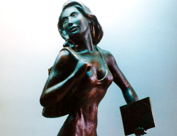 Muchacha en Bronce por Renan Calvo