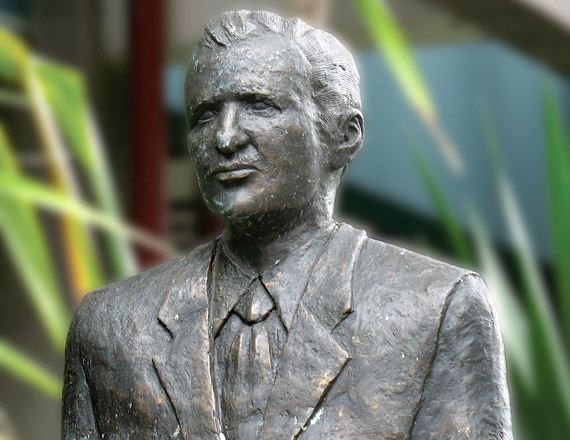 Monumento a Luis Demetrio Tinoco por Renan Calvo